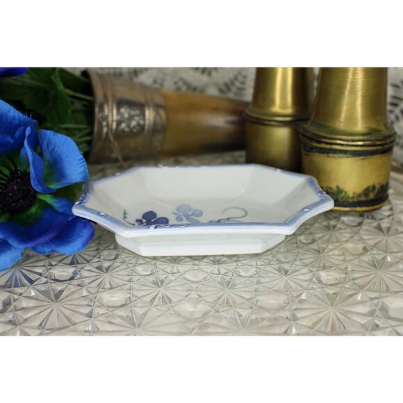 Andre Richard Hand Painted Japan Blue Garden Floral Porcelain Soap Dish - Picture 3 of 3